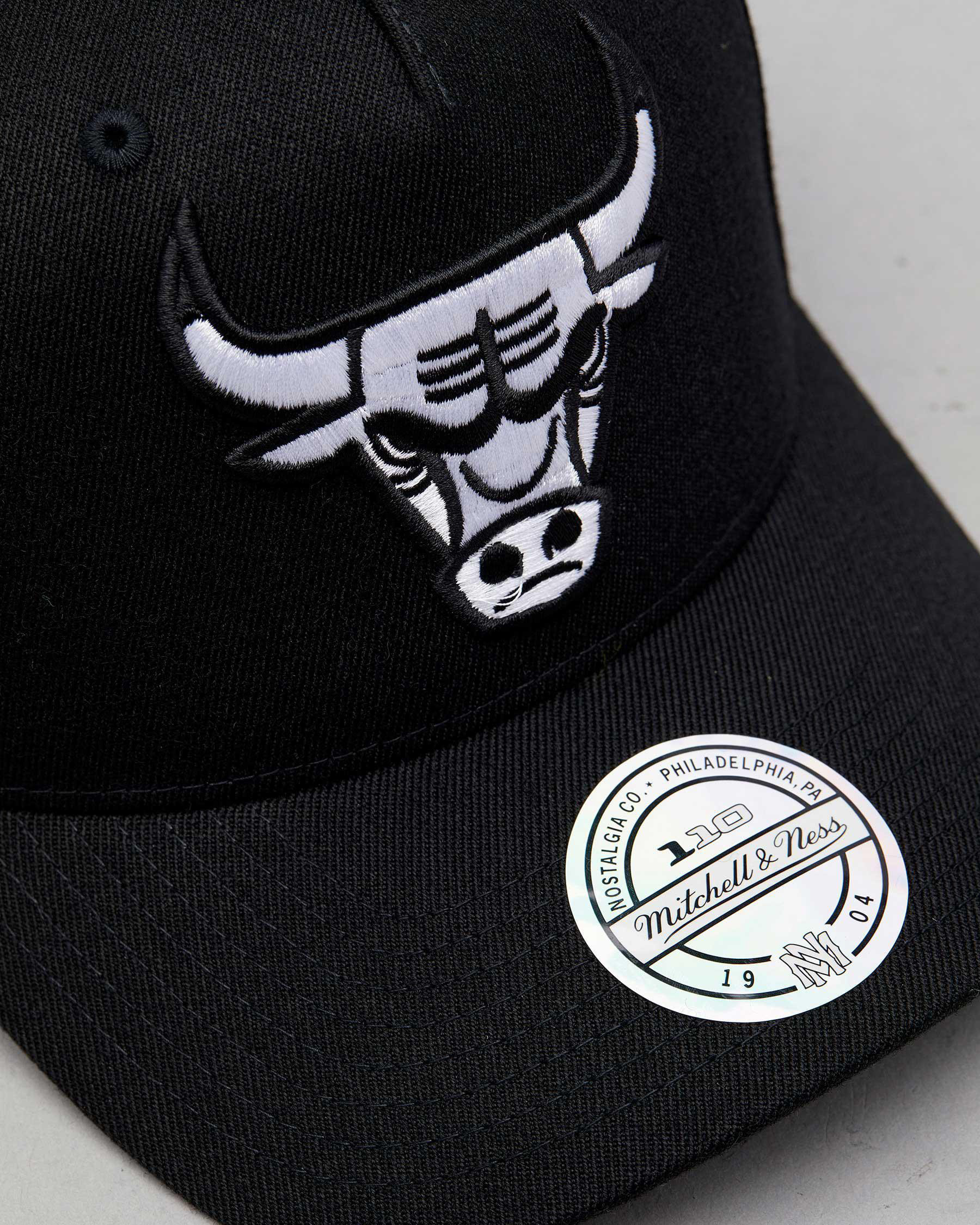 Mitchell & Ness 110 Chicago Bulls snapback cap in black