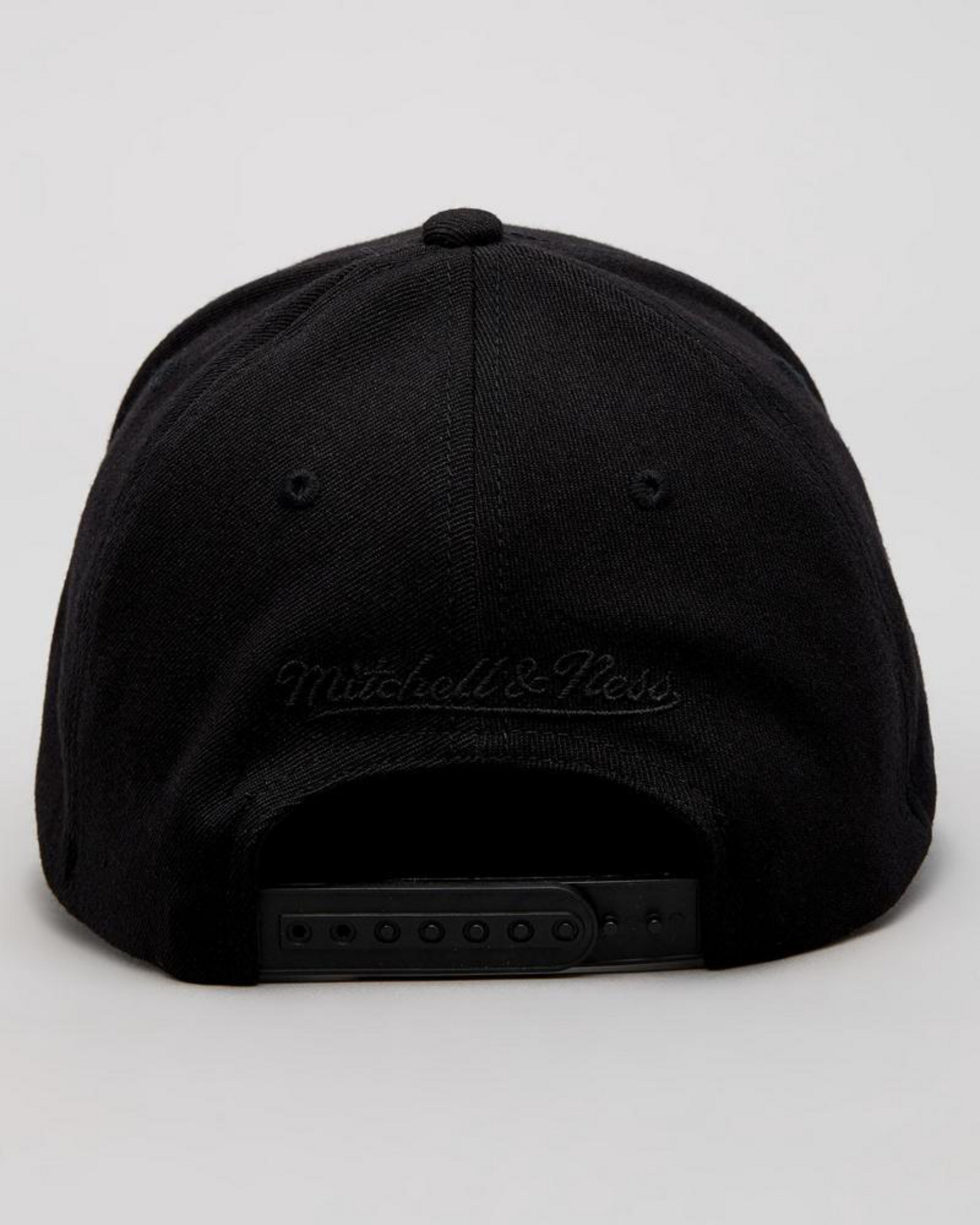 Mitchell & Ness Chicago Bulls Team Logo Snapback Cap In Black